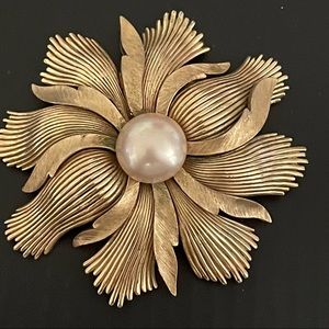 Vintage Trifari Large 2.5” Goldtone/Pearl Flower Brooch 1960s, MINT CONDITION